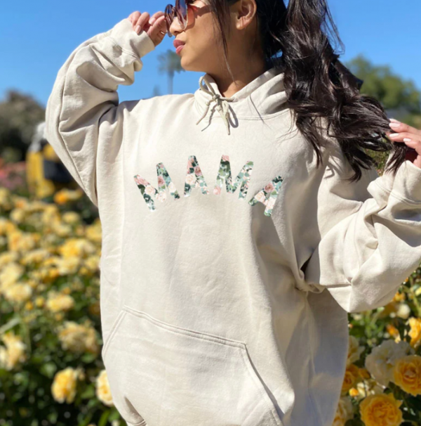 Hoodie dengan print floral yang manis